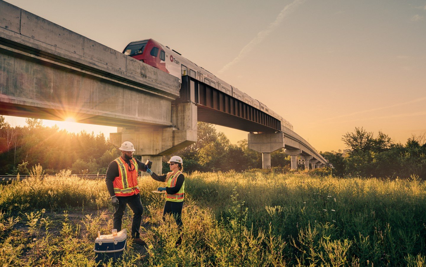 Deux employés effectuent des tests de sol près du prolongement sud de l’O-Train.